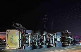 Antalya’da EDS direğine çarpan tır devrildi: 2 yaralı