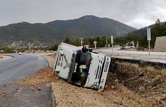 Antalya’da kamyon devrildi, sürücü yaralandı