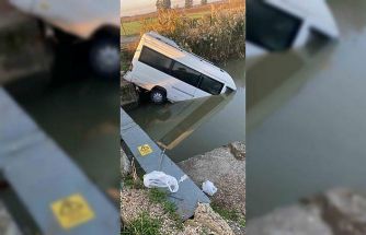Antalya’da minibüs sulama kanalına uçtu