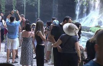 Antalya’nın simgelerinden Düden Şelalesi, 2025’te yaklaşık 900 bin ziyaretçiyi ağırladı