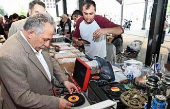 Antikacılar kendi yerinde kendi gününde