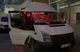 Aracında silahlı saldırıya uğrayan dolmuş şoförü hastanelik oldu