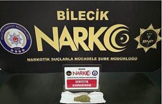 Aranan şahıs üzerinde uyuşturucuyla yakalandı