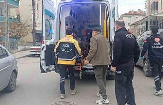 Arkadaşıyla şakalaşırken bıçağın üzerine düşen genç yaralandı