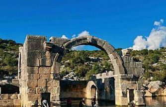 Arkeologların çamur ve suyun içinde bin 850 yıllık antik havuzu gün yüzüne çıkarma çabası