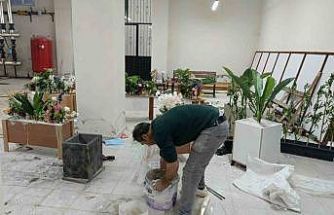 Atık malzemelerle okulu süslüyor