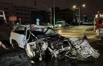 Avcılar’da hatalı dönüş yapan kamyona çarpan otomobil hurdaya döndü: 1 ölü, 1 yaralı