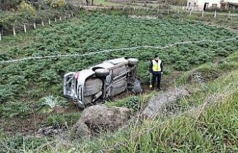 Bafra’da otomobil tarlaya uçtu
