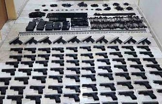 Bagajdan silah deposu gibi 90 adet ruhsatsız tabancı çıktı