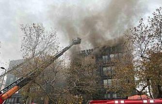 Bağdat Caddesi’nde çatı katında çıkan yangın büyüdü, 2 bloklu bina küle döndü