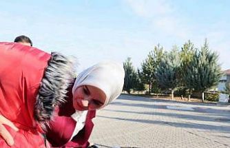 Bakan Göktaş, Ankara’da kardeşleriyle birlikte devlet korumasına alınan Adnan’ı ziyaret etti