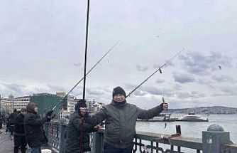 Balığın kulağına kar suyu kaçtı, olta balıkçıları yılın son günü Galata Köprüsü’nde "rastgele" dedi