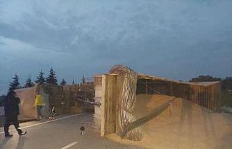 Bandırma-Susurluk karayolunda TIR devrildi: Yol bir süre trafiğe kapandı