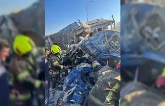 Bariyerlere saplanıp demir yığınına dönen kamyon kabininde can pazarı