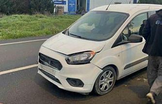 Başıboş köpeğe çarpan aracın sürücüsü yaraladı