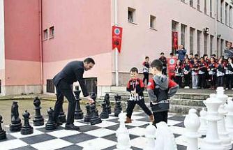 Başiskele’de ilkokul bahçesine satranç sahası kuruldu