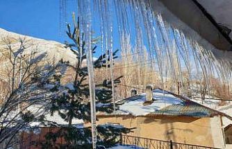 Başkale’de soğuk hava çatıları dondurdu