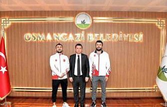 Başkan Aydın tarihi başarı yakalayan kardeşleri ağırladı