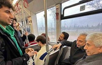 Başkan Yalçın meclis toplantısına tramvayla gitti