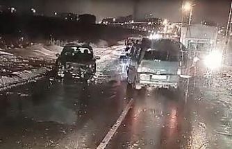 Batman’da buz pistine dönen yolda 2 araç çarpıştı