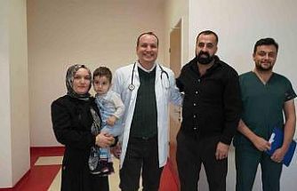 Bebeğin yuttuğu mıknatıslar bağırsak delinmesine neden oldu