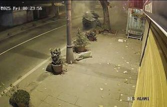 Beykoz’da ehliyetsiz sürücünün kullandığı otomobil ağaca çarpıp yola savruldu: 2 yaralı