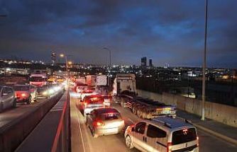 Beylikdüzü Ambarlı’da eylem yapan tır şoförleri nedeniyle trafik durma noktasına geldi