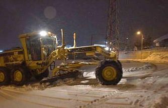 Bilecik’te belediye ekiplerinin sabaha saatlerinde yoğun kar mesaisi