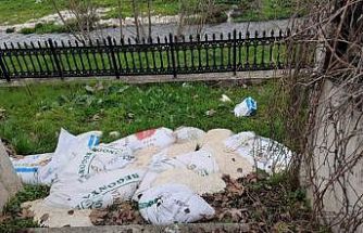 Bilecik’te yol kenarına atılan 15 çuval ekmek hamuru temizlendi