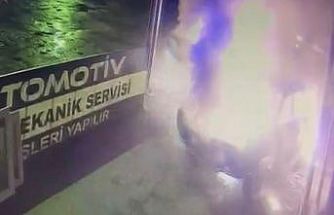 Bir gün önce oto sanayiye bırakılan kazalı otomobil alev aldı