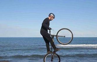 Bisiklet tutkunu gençten nefes kesen gösteri: Sahil kayalıkları parkuru oldu