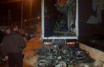 Bisiklet yüklü kamyonda çıkan yangının sebebi araştırılıyor