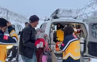 Böbrek rahatsızlığı olan 3 yaşındaki çocuk ambulansa ulaştırıldı