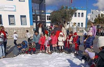 Bodrum’da öğrencilere yapay kar sürprizi