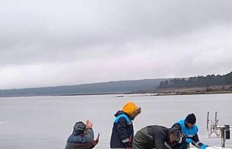 Bolu’da gölün ortasında 500 metrelik kaçak ağ ele geçirildi