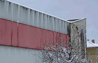 Bolu’da kar ve buz kütleleri tehlike saçıyor