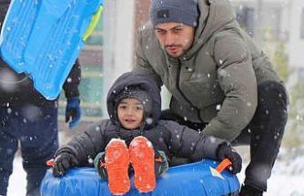 Bolu’da kar yağışının tadını çocuklar çıkardı: Parklar kayak pistine döndü