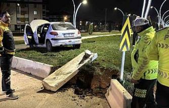 Bolu’da kontrolden çıkan otomobil refüje çarptı