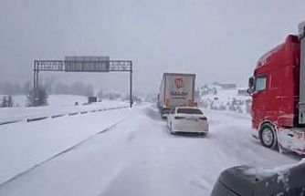 Bolu’da yoğun karda tırlar rampayı çıkamadı: Gerede-Samsun yolu ulaşıma kapandı