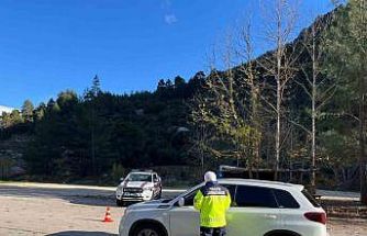 Burdur’da jandarma ekipleri tarafından trafik denetimleri devam ediyor