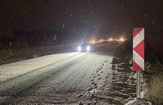 Burdur’da kar yağışı nedeniyle birçok araç yola kaldı