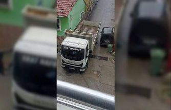 Bursa’da bir kamyon sokak arasındaki araca ağır zarar verip kaçtı