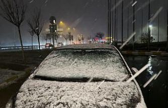 Büyükçekmece’de park halindeki araçların üzeri beyaza büründü