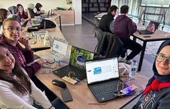 Büyükşehir’in Bilişim Akademisi’nden öğretmen adaylarına robotik kodlama eğitimi