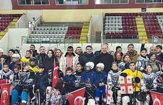 Buzda dostluk rüzgarı esti