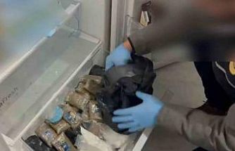 Buzdolabından esrar ve kokain gardıroptan tabanca ve para çıktı