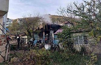 Çakmağı doldururken hem kendini hem de evi yaktı