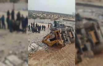 Çalışma sırasında yol çöktü, devrilen kepçenin operatörü yaralandı