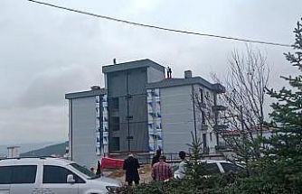 Çalıştığı firmadan alacağını alamadığını iddia eden işçi çatıya çıktı