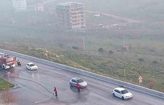 Cam paleti yüklü kamyonetten düşen cam parçaları trafiği durdurdu